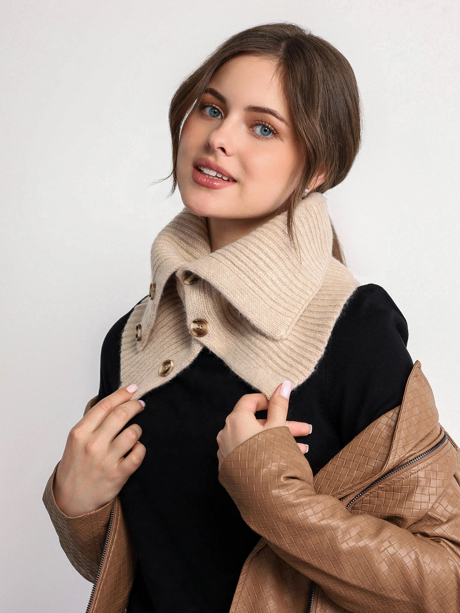 Шарф-манишка с шерстью енота на пуговицах  